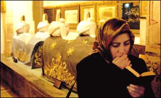 Una donna prega sulla tomba del poeta sufi Celaddin Rumi, custodita a Konia. 