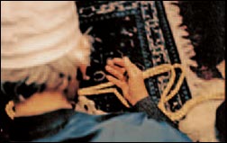 Il dhikr collettivo (la "rammemorazione" di Dio), guidato dal khalyfa Gabriele Mandel Khn, nella comunit milanese.