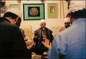 Il dhikr collettivo (la "rammemorazione" di Dio), guidato dal khalyfa Gabriele Mandel Khn (al centro qui sopra), nella comunit milanese.
