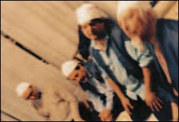 Immagini del dhikr collettivo nella fase centrale: i fedeli presenti hanno gli occhi chiusi e si lasciano guidare dalla musica, il cui crescendo accompagna "l'ascesi" (l Zohd).