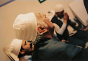 Immagini del dhikr collettivo nella fase centrale: i fedeli presenti hanno gli occhi chiusi e si lasciano guidare dalla musica, il cui crescendo accompagna "l'ascesi" (âl Zohd).
