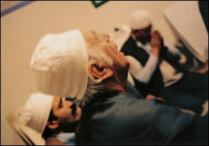 Immagini del dhikr collettivo nella fase centrale: i fedeli presenti hanno gli occhi chiusi e si lasciano guidare dalla musica, il cui crescendo accompagna "l'ascesi" (l Zohd).